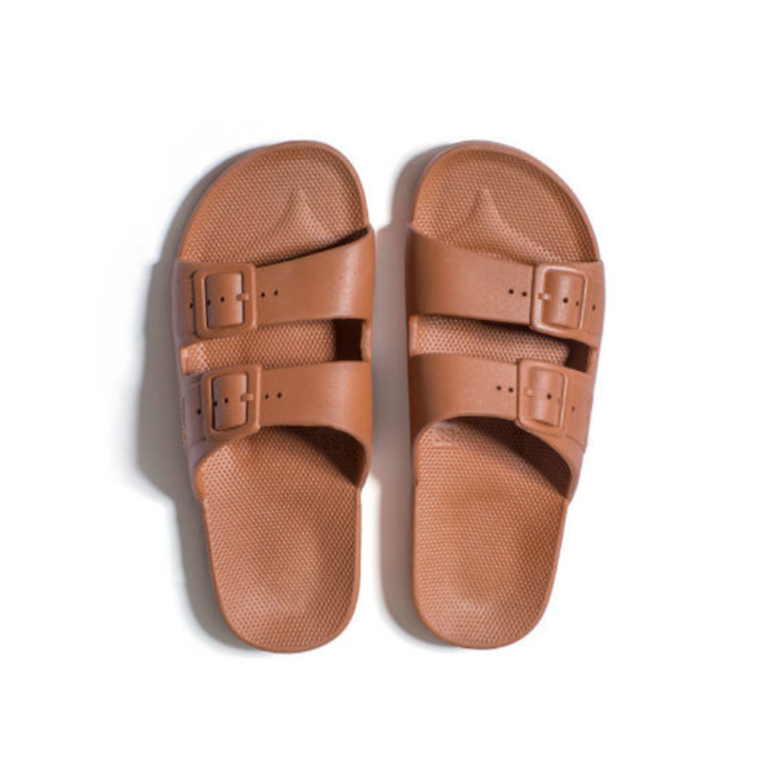Waterbestendige, milieuvriendelijke Freedom Moses Toffee slippers bruin voor dames
