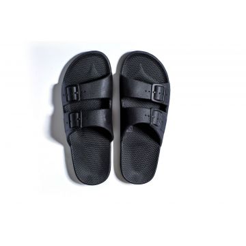 Waterbestendige, milieuvriendelijke Freedom Moses slippers zwart, verkrijgbaar in maat 26/27 t/m 44/45.