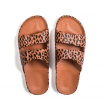 Waterbestendige en milieuvriendelijke Freedom Moses slippers Toffee Leopard, toffee-bruin met zwart, verkrijgbaar in maat 24/25 t/m 42/43.